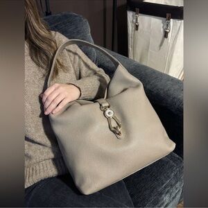 Like NEW!! 🌟 Dooney & Bourke Pebbled Leather Shoulder Hobo in Light Taupe